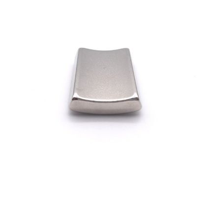 Snijdend maatwerk N35-N52 M H SH UH Zeldzame aard Neodymium Arc Tile Magnet voor industriële