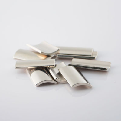 Snijdend maatwerk N35-N52 M H SH UH Zeldzame aard Neodymium Arc Tile Magnet voor industriële