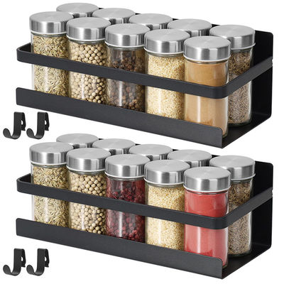 Magnetische koelkastorganisator met zwarte kruidenrekken en vrije haakjes