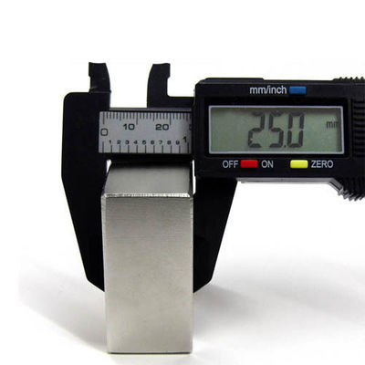 Industriële magneetblok Neodymium NdFeb 50x50x25 mm met sterke magnetische eigenschappen