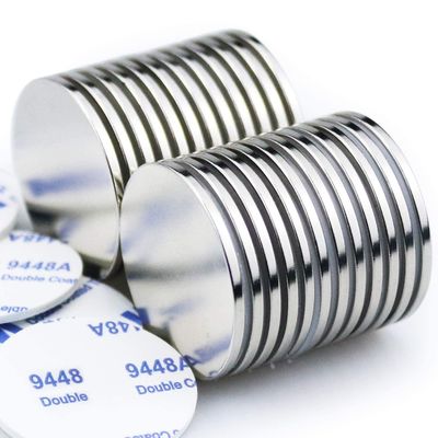 Ronde schijfmagneet gemaakt met een permanente NiCuNi-coating op 3M zelfklevend magnetisch plaatje
