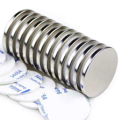 Ronde schijfmagneet gemaakt met een permanente NiCuNi-coating op 3M zelfklevend magnetisch plaatje