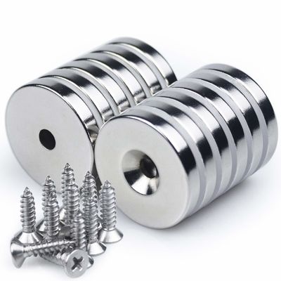 Gouden aangepaste neodymiummagneet met een gat tegen het zinken en een axiale magnetische richting