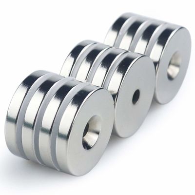 Gouden aangepaste neodymiummagneet met een gat tegen het zinken en een axiale magnetische richting