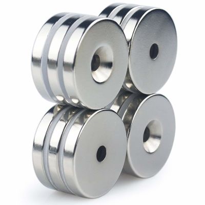 Gouden aangepaste neodymiummagneet met een gat tegen het zinken en een axiale magnetische richting