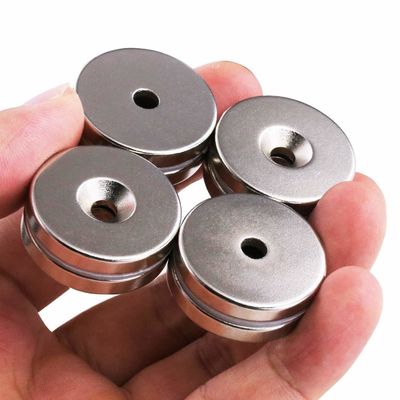 Gouden aangepaste neodymiummagneet met een gat tegen het zinken en een axiale magnetische richting