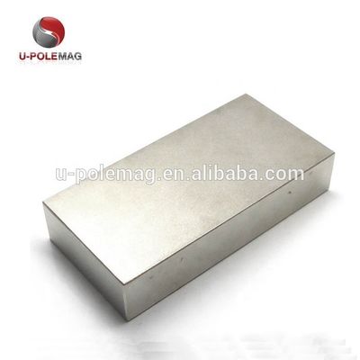 Hoofdmaterialen NdFeB magneet 100 mm Drie polen reusachtige blok voor precieze toepassingen