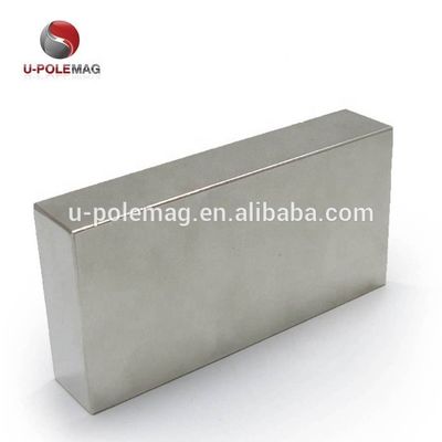 Hoofdmaterialen NdFeB magneet 100 mm Drie polen reusachtige blok voor precieze toepassingen