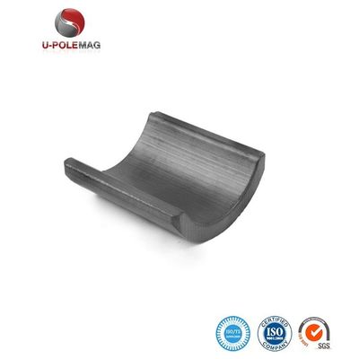Op maat gemaakte ferriet keramische boog tegel magneet met gietservice airconditioning ventilator