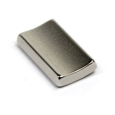 Op maat gemaakte NdFeB-motorboogmagneet Supergrote Neodymiumsegmentmagneet met N35-N52-klasse