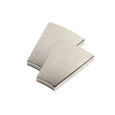 Op maat gemaakte NdFeB-motorboogmagneet Supergrote Neodymiumsegmentmagneet met N35-N52-klasse