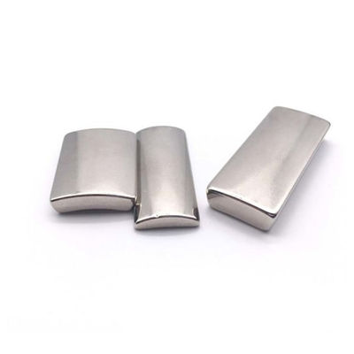 Op maat gemaakte NdFeB-motorboogmagneet Supergrote Neodymiumsegmentmagneet met N35-N52-klasse