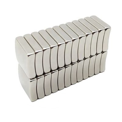 Op maat gemaakte NdFeB-motorboogmagneet Supergrote Neodymiumsegmentmagneet met N35-N52-klasse