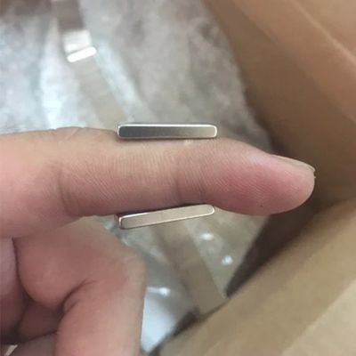Rechthoekige dunne magneet 20x10x3mm 3.3kg Kracht voor maximale werktemperatuur 80 Centigrade